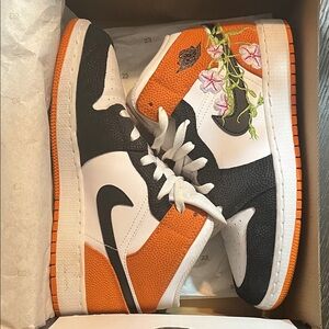Nike Air Jordan 1 Mid SE “Blossom “ sneakers